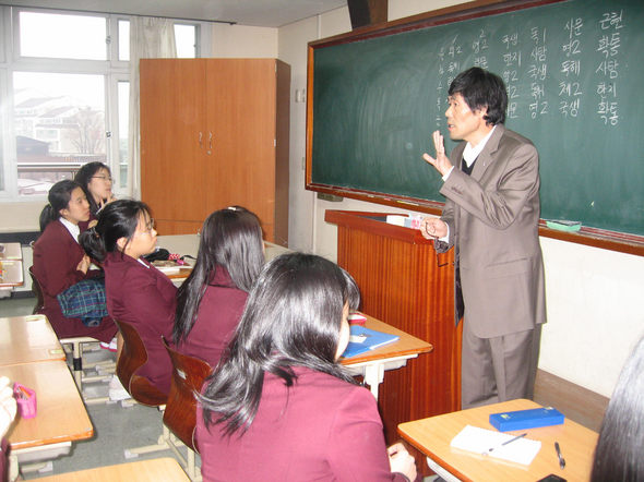 성백영 서울성심여고 교사가 새학기를 맞은 고교 3학년 학생들에게 국어 교과 운영 계획과 활동 중심 수업에 대해 설명하고 있다.