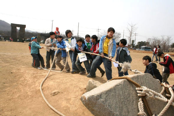 강화도 역사체험에서는 직접 돌을 운반하는 체험을 해보며, 옛날 우리 선조들이 어떻게 고인돌을 만들었는지를 알 수 있다.