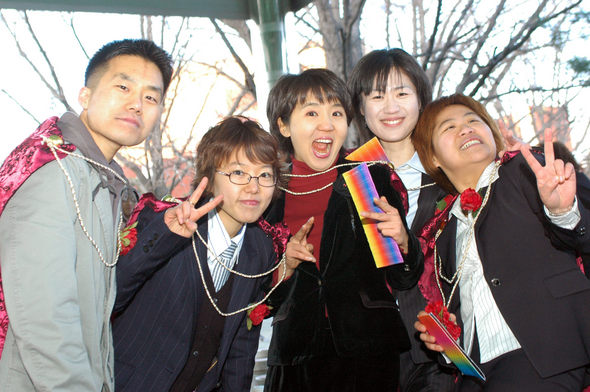 여성단체 ‘언니 네트워크’는 10일 서울 대학로 마로니에 공원에서 20~30대 남녀 100여명이 모인 가운데 ‘제1회 비혼여성축제-비혼, 꽃이 피었습니다’를 열었다. ‘비혼’은 결혼을 전제로 하지 않으면서 결혼하지 않은 상태임을 나타내는 말이다. 이 축제는 결혼하지 않은 이들에 대한 사회적 편견을 타파하고, 결혼제도의 가부장성과 이성 사이 결합만을 허용하는 협소함을 질타하고자 마련했다. 언니네트워크 제공