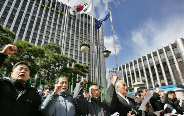 한-미 자유무역협정(FTA) 저지 범국민운동본부 소속 회원들이 11일 오전 서울 미근동 경찰청 앞에서 전날 열린 협정 반대 시위에 대한 경찰의 폭력 진압에 항의하고 있다. 김진수 기자 <A href="mailto:jsk@hani.co.kr">jsk@hani.co.kr</A>