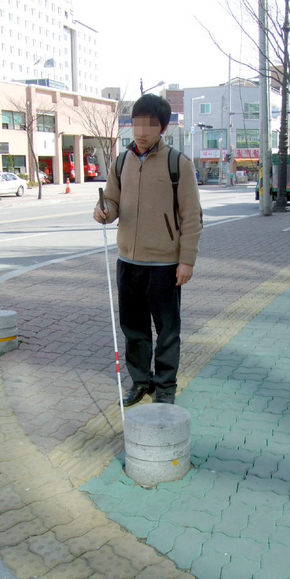 점자블록에 무분별하게 설치된 ‘볼라드’(진입방지 경계석)는 시각장애인들의 이동에 불편을 주는 것은 물론 부상의 위험도 높인다. 