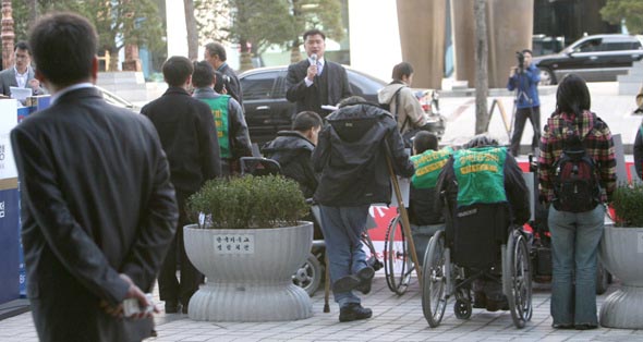 성람재단　비리척결과　사회복지사업법　전면개정을　위한　공동투쟁단이　12일　오전　서울　종로구　한국기독교연합회관　앞에서　사회복지사업법　개정에　반대하는　기독교계를　규탄하는　기자회견을　열고 있다. 박종식 기자