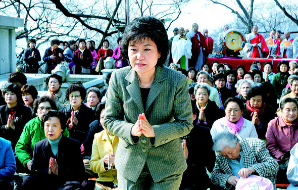 박근혜 전 한나라당 대표가 13일 서울 서대문구 봉원사에서 열린 인등기도식에 참석해 합장하고 있다. 김종수 기자 jongsoo@hani.co.kr