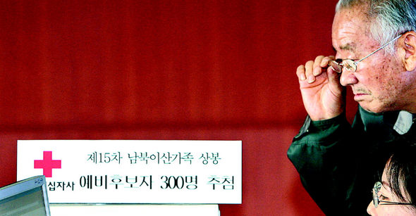 13일 오후 서울 대한적십자사 본사에서 제15차 이산가족 대면상봉 후보자(300명) 선정 컴퓨터 추첨이 끝난 뒤 진경선(80) 할아버지가 명단을 살펴보고 있다. 북에 사는 동생들을 만나기 위해 그동안 계속 상봉 후보에 지원했던 진 할아버지는 이날도 그 소망을 이루지 못했다. 대한적십자사는 다음달 중 100명을 최종 선정해 오는 5월 금강산에서 제15차 이산가족상봉을 진행할 예정이다. 연합뉴스