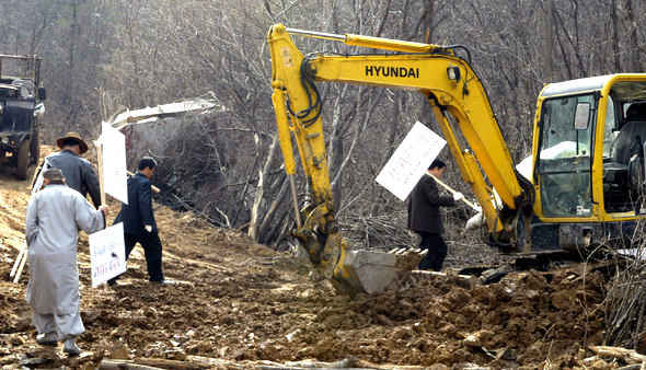 가야산지키기시민연대 회원들이 14일 충남도청에서 ‘가야산 송전철탑 및 순환도로 건설 중단’을 촉구하며 구호를 외치고 있다. 송인걸 기자 igsong@hani.co.kr  
