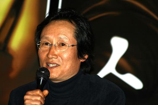 인터뷰 하는 문성근. 인터뷰 하는 문성근.