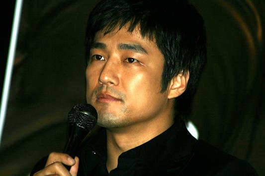 인터뷰 하는 지진희. 인터뷰 하는 지진희.