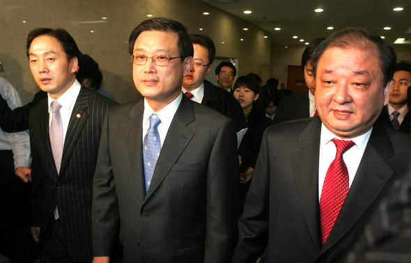 <b>“당 해체하라”</b> 정봉주, 문학진, 강창일 의원(왼쪽부터)이 15일 국회 기자실에서 “당 지도부는 당 해체를 포함해 모든 기득권을 포기하고 통합신당 추진에 적극 나서야 한다”는 회견을 마치고 회견장을 걸어나오고 있다. 김종수 기자 <A href="mailto:jongsoo@hani.co.kr">jongsoo@hani.co.kr</A>