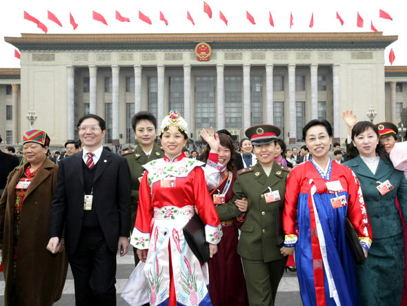 16일 중국 제10기 전국인민대표대회 5차 회의가 막을 내린 뒤 참석한 대표들이 밝은 표정으로 회의장인 인민대회당을 걸어나오고 있다. 베이징/신화 연합