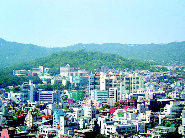 낙산에서 바라본 서울 풍경. 서울 성곽안 도심의 모습을 옆쪽에서 볼 수 있어 색다른 느낌을 준다.