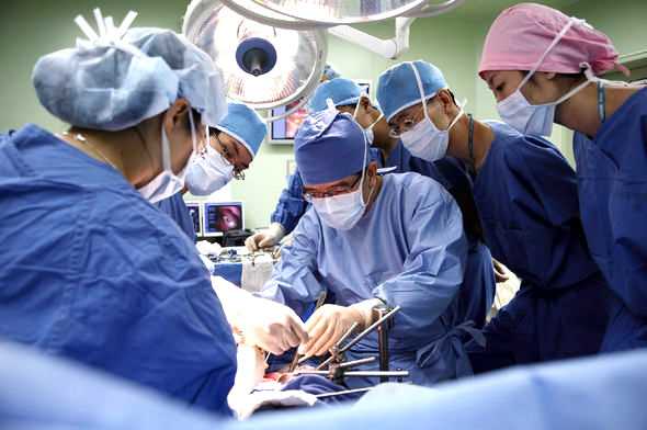 한 대학병원의 수술실 장면. 질병의 중증도 등을 고려해 의료기관별로 수술 뒤 사망률이 나오면 병·의원 선택에 좋은 자료가 될 수 있다. 