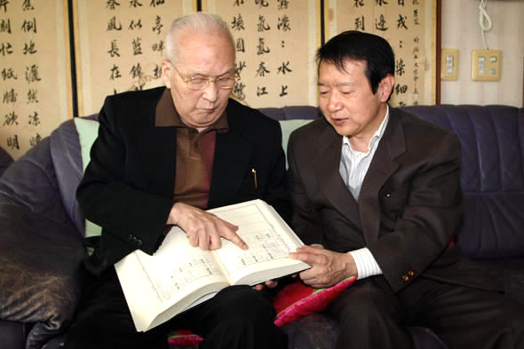 대전 회상사 창업자인 박홍구(왼쪽) 회장과 박병호 사장이 15일 갓 제본을 마친 한 문중의 족보를 살펴보고 있다.