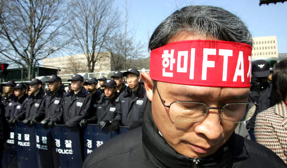 고위급 협상장 밖에선…