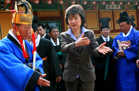 <b>민심잡기</b> 경북 지역을 민생탐방 중인 박근혜 전 한나라당 대표가 21일 경주 숭덕전에서 열린 신라시조 박혁거세를 기리는 춘향대제(이른 봄에 종묘와 사직에 지내는 큰 제사)에 참석해 안내를 받고 있다. 경주/연합뉴스