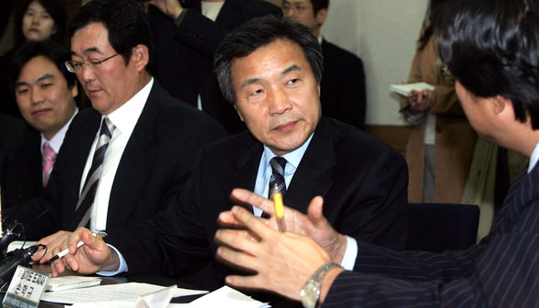 <b>벤처정신 잡기</b> 손학규 전 경기지사가 21일 서울 구로구 디지털단지 안에 있는 벤처기업협회를 찾아 벤처기업 현황 등을 놓고 기업인들과 이야기를 나누고 있다.  이종찬 선임기자 rhee@hani.co.kr
