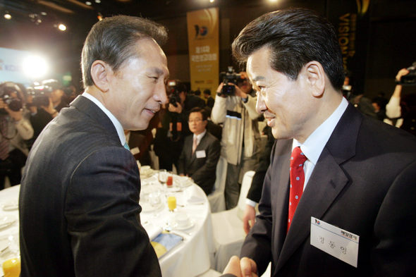 <b>표밭닦기</b> 이명박 전 서울시장(왼쪽)과 정동영 전 열린우리당 의장이 21일 서울 중구 신라호텔에서 열린 비전코리아 제14차 국민보고대회에서 만나 악수를 나누고 있다. 국회사진기자단