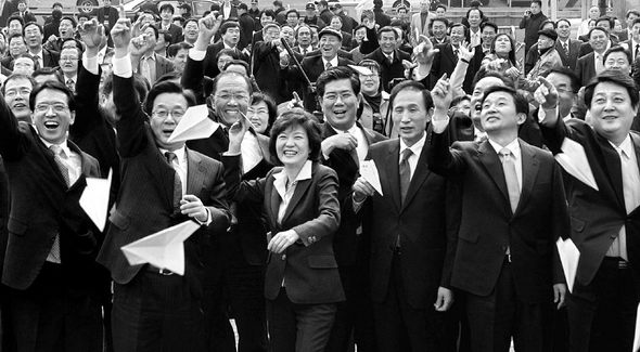 한나라당‘천막당사’ 3주년을 맞아 22일 오후 서울 염창동 당사에서 열린 기념 행사에서 당 지도부와 4명의 대선주자들이 ‘희망과 화합’을 담은 종이비행기를 날리고 있다. 왼쪽부터 김형오 원내대표, 강재섭 당대표, 박근혜 전 대표, 이명박 전 시장, 원희룡 의원, 고진화 의원. 김태형 기자 xogud555@hani.co.kr