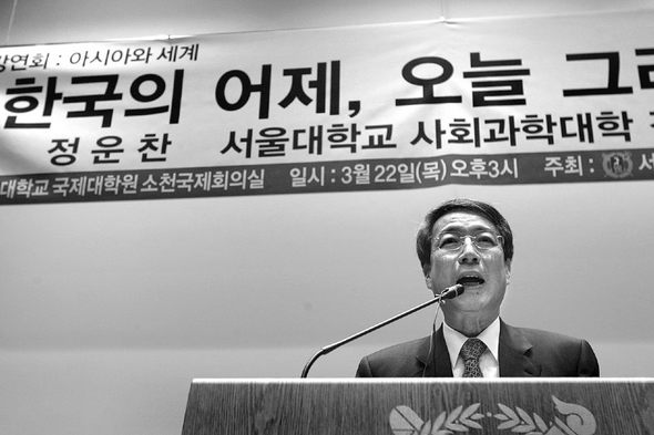 정운찬 전 서울대 총장이 22일 오후 서울 관악구 서울대 국제대학원에서 ‘한국의 어제, 오늘 그리고 내일’을 주제로 공개강연을 하고 있다. 이정아 기자 leej@hani.co.kr