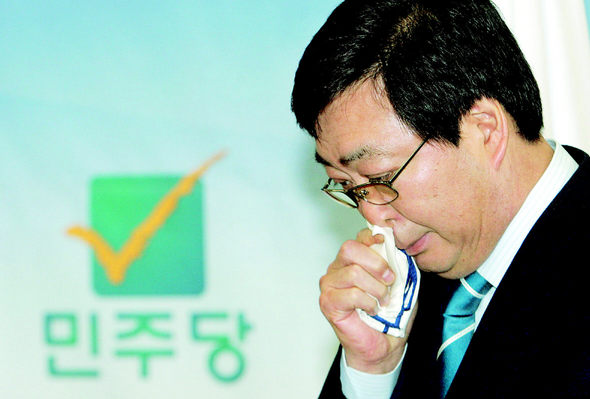 김대중 전 대통령의 둘째아들 홍업씨가 23일 국회에서 장상 민주당 대표로부터 전남 무안·신안 국회의원 보궐선거 공천장을 받은 뒤 “대통령의 아들로서가 아니라 국민 여러분께 봉사하는 심부름꾼으로 거듭나겠다”고 말하면서 긴장한 듯 손수건으로 땀을 닦고 있다. 이종찬 선임기자 <A href="mailto:rhee@hani.co.kr">rhee@hani.co.kr</A>