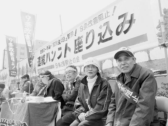 22일 일본 도쿄 치요다구 나가타쵸 국회의사당 뒷편 의원회관 앞에서 ‘9조 개헌저지의 모임’ 회원들이 일본 정부의 개헌 움직임을 저지하기 위한 농성을 하고 있다. 농성에는 1950년~70년대 일본 학생운동 조직에서 주도적으로 활동했던 과거의 투사들을 주축으로 30~50명이 참여하고 있다.