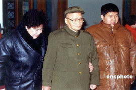마오안칭 (가운데)