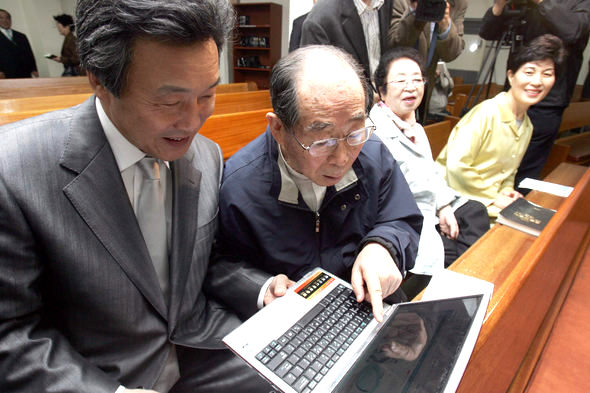 손학규 전 경기지사(왼쪽)가 25일 서울 중구 오장동 서울제일교회에서 자신을 청계천 판자촌 빈민운동으로 이끌었으며, 결혼식 주례를 맡기도 했던 ‘정신적 스승’인 박형규 목사와 만나 예배에 참석하기에 앞서 민청학련 사건과 관련해 함께 찍은 사진을 보고 있다. 이종찬 선임기자 <A href="mailto:rhee@hani.co.kr">rhee@hani.co.kr</A>