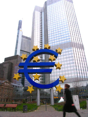 독일 프랑크푸르트 중심가에 위치한 유럽중앙은행(ECB) 앞에 세워진 대형 유로화 상징물 밑으로 시민들이 지나가고 있다.