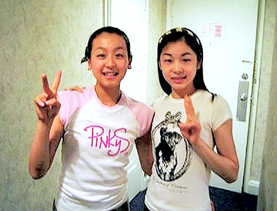 <b>연아·마오 ‘우리는 친구’</b> 17살 동갑내기 김연아(오른쪽)와 아사다 마오는 경쟁자 이전에 좋은 친구다. 28일 한 인터넷 포털 게시판에 김연아와 아사다 마오가 함께 찍은 사진모음이 올라와 누리꾼들의 관심을 끌었다. 빙판 위에선 냉랭한 라이벌이지만 경기장 밖에선 서로 ‘바디 랭귀지’로 얘기도 주고 받는 사이다.