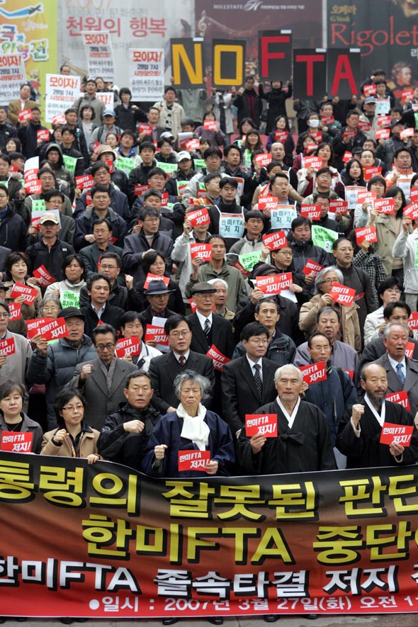 한-미 자유무역협정(FTA) 체결에 반대하는 각계 인사들이 27일 오전 서울 광화문 세종문화회관 앞에서 ‘한-미 자유무역협정 졸속 타결 저지를 위한 1000인 선언’을 발표한 뒤 구호를 외치고 있다. 김태형 기자 xogud555@hani.co.kr