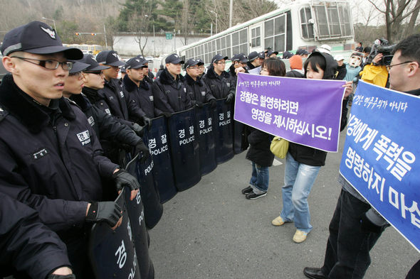 인권단체연석회의 회원들이 28일 협상장인 서울 하얏트 호텔 앞에서 경찰 폭력에 항의하는 펼침막을 들고 있다. 김태형 기자 xogud555@hani.co.kr