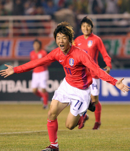 한국 올림픽축구대표팀의 한동원이 28일 우즈베키스탄과의 2008 베이징올림픽 2차 예선 조별리그 F조 안방경기에서 첫골을 터뜨린 뒤 환호하고 있다. 안산/연합뉴스