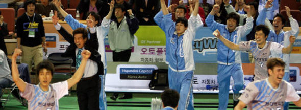 28일 천안 유관순체육관에서 열린 프로배구 챔피언결정 3차전에서 삼성화재를 물리치고 우승을 차지한 현대캐피탈의 김호철 감독과 선수들이 환호하고 있다.천안/연합뉴스