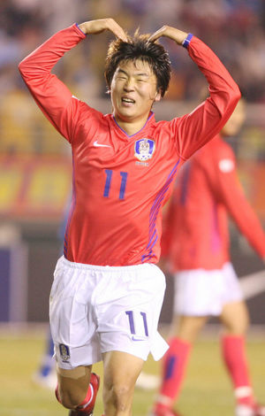한국올림픽축구대표팀의 한동원이 28일 열린 2008 베이징올림픽축구 아시아 2차예선 우즈베키스탄과의 경기에서 두번째 골을 성공시킨 뒤 ‘하트’ 세리머니를 하고 있다. 안산/연합뉴스