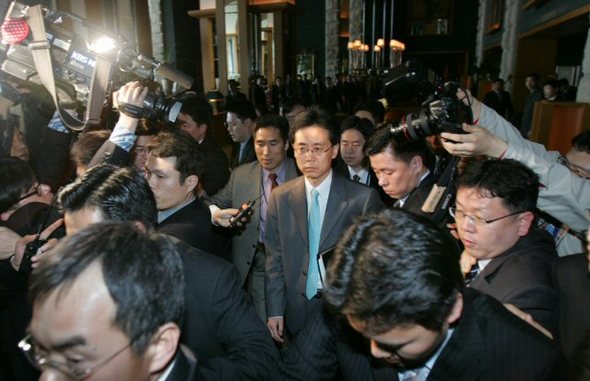 한미 자유무역협정(FTA) 체결을 위한 최종 협상 닷새째인 30일 오후 협상장인 남산 하얏트호텔에서 김현종 통상교섭본부장이 굳은 표정으로 호텔을 나서고 있다.  (서울=연합뉴스)