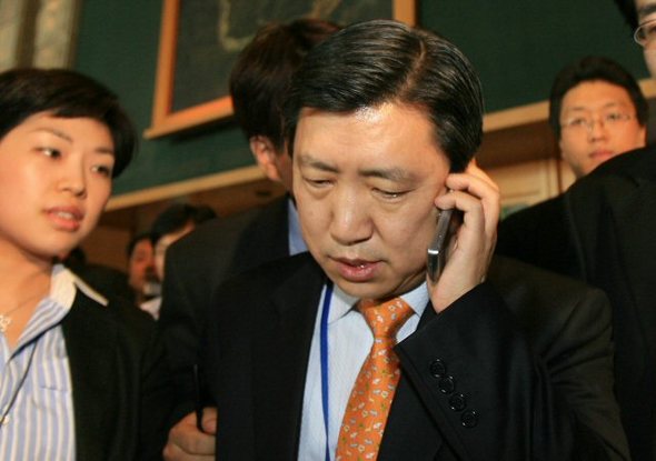 한미 자유무역협정(FTA) 체결을 위한 최종 협상 닷새째인 30일 오후 민동석 농림부 차관보가 협상장인 남산 하얏트호텔으로 걸어나오며 심각한 표정으로 전화하고 있다. (서울=연합뉴스)