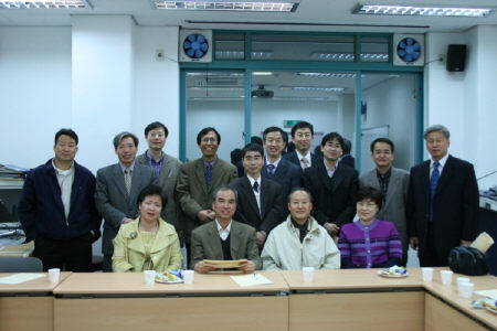 지난달 29일 경북대에서 총회를 열고 출범한 복현콜로키움 회원들. 앞줄 왼쪽에서 네번째가 좌장 김윤상 교수. 복현콜로키움 제공
