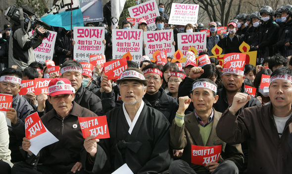 한-미 자유무역협정(FTA) 협상 마지막날인 1일 오후 협상장인 서울 한남동 하얏트호텔 앞에서 한-미 자유무역협정 저지 범국민운동본부 회원들이 기자회견을 열어 협상 중단을 요구하고 있다. 김진수 기자 <A href="mailto:jsk@hani.co.kr">jsk@hani.co.kr</A>