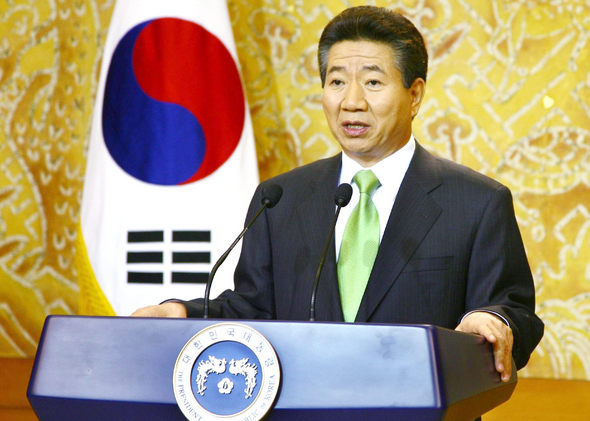노무현 대통령이 2일 밤 청와대에서 한-미 자유무역협정 타결에 관한 대국민 담화문을 발표하고 있다. 장철규 기자 <A href="mailto:chang21@hani.co.kr">chang21@hani.co.kr</A>