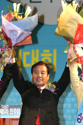3일 오후 서울 올림픽공원 펜싱경기장에서 열린 전당대회에서 민주당의 새 선장에 선출된 박상천 당 대표(오른쪽에서 세번째)가 당선수락인사를 하기 전 다른 후보자들과 손 들어 인사하고 있다. 이정아 기자 <A href="mailto:leej@hani.co.kr">leej@hani.co.kr</A>