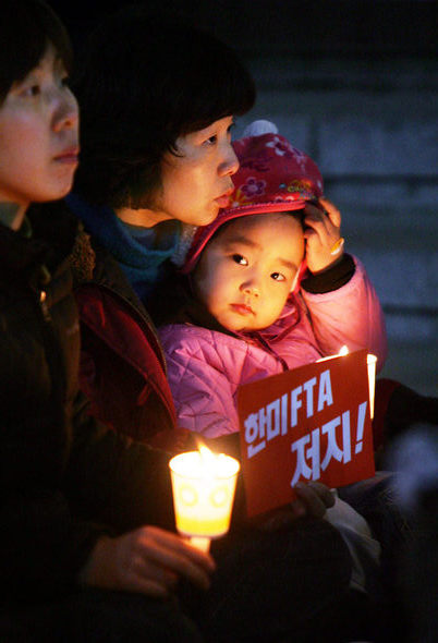 4일 밤 서울 세종로 세종문화회관 앞에서 ‘한-미 자유무역협정(FTA) 저지 범국민운동본부’(범국본) 주최로 열린 한-미 에프티에이 반대 촛불집회에서 엄마를 따라온 한 어린이가 주변을 둘러보고 있다. 김경호 기자 <A href="mailto:jijae@hani.co.kr">jijae@hani.co.kr</A>