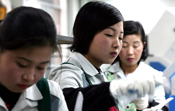 지난달 28일 평화제화 개성공장에서 19살인 북쪽 노동자가 작업을 하느라 바쁜 손길을 움직이고 있다. 개성/김봉규 기자 <A href="mailto:bong9@hani.co.kr
">bong9@hani.co.kr
</A>