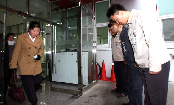 지난달 29일 저녁 개성공단 신원에벤에셀 개성공장 현관 앞에서 남쪽 회사 간부들이 퇴근하는 북쪽 노동자들에게 일일이 인사를 건네고 있다. 개성/김봉규 기자 <A href="mailto:bong9@hani.co.kr
">bong9@hani.co.kr
</A>