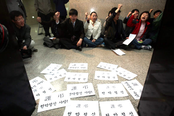 <b>“밀실공천 철회하라”</b> 한나라당 사무처 노동조합 소속 노조원들이 당 지도부가  이달 25일 치를 경기도 화성 국회의원 보궐선거 후보에 고희선(58) 농우바이오 회장을 공천한 것을 두고 ‘밀실공천’이라고 반발하며 5일 국회 대표의원실 앞에서 농성을 벌이고 있다.  이종찬 선임기자 rhee@hani.co.kr