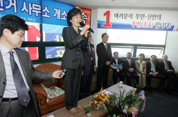 7일 오후 전남 무안.신안 국회의원 보궐선거 한나라당 후보인 강성만 목포과학대 초빙교수의 목포 선거사무실 개소식에 참석한 한나라당 박근혜 전 대표가 ‘얼굴이 보이지 않는다’는 주문에 즉석에서 탁자 위에 올라가 격려사를 하고 있다. 2007-04-06 연합