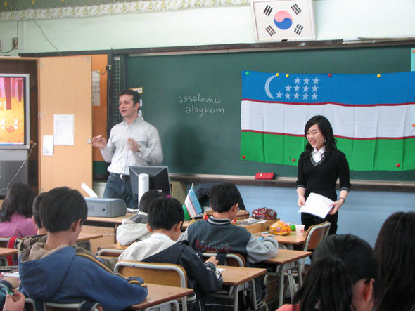 지난 4일 이 학교에서 열린 문화교실에서 우즈베키스탄 출신 자원교사 아자맛이 6학년생들과 외국인 특별학급 학생들을 대상으로 국제이해교육을 하고 있다.  안산 원일초등학교 제공