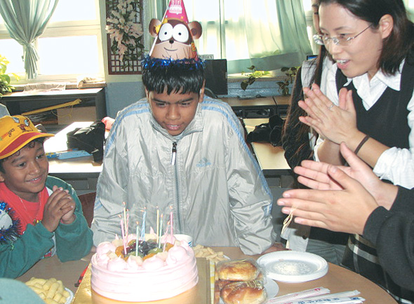 안산 원일초등학교 특별학급에서 공부하는 외국인 학생들이 교실에서 조촐한 생일축하 잔치를 하고 있다.안산 원일초등학교 제공