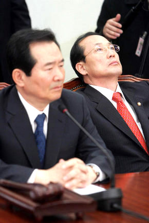 열린우리당의 장영달 원내대표(오른쪽)가 9일 오전 국회 당의장실에서 열린 최고위원회의에서 원혜영 최고위원이 국민연금법 부결에 대해 발언하는 동안 깊은 생각에 잠겨 있다. 김태형 기자 xogud555@hani.co.kr