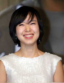 전도연, ‘캐릭터 표현 쉽진 않았어요’ - 10일 오전 ‘아트선재센터’에서 열린 영화 ‘밀양’의 제작보고회장에서 극중 모든것을 잃은 여자 신애역의 전도연이 기자들의 질문에 답하고 있다. (연합뉴스)