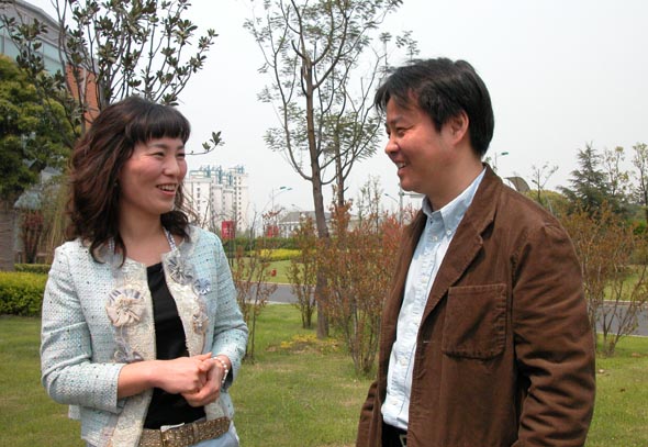 〈우리들의 행복한 시간〉의 소설가 공지영씨와 〈허삼관 매혈기〉의 중국 작가 위화. 장철규 기자