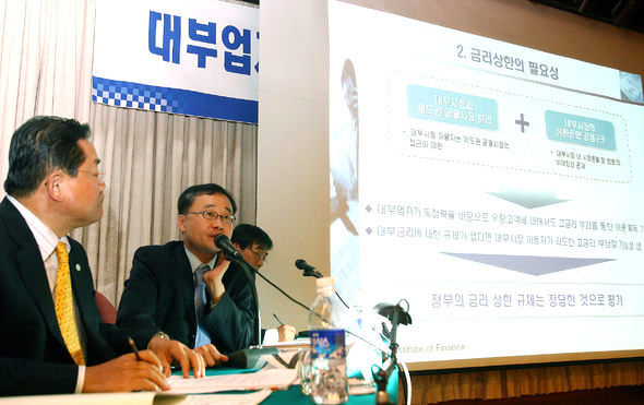 한국금융연구원 주최로 11일 서울 명동 은행회관에서 열린 대부업 제도 개선 및 금융소외계층 지원을 위한 공청회에서 정찬우 금융연구원 연구위원이 최고이자율 조정에 대해 발표하고 있다. 연합뉴스